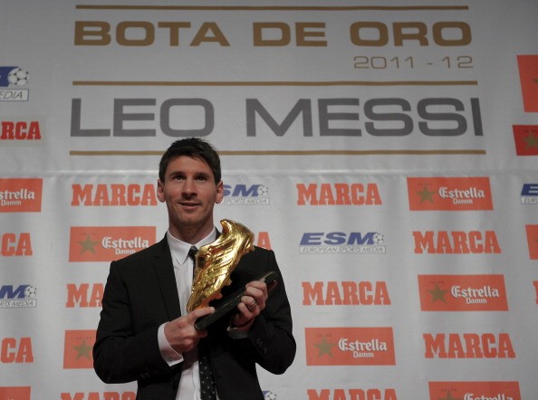 Messi chụp ảnh khoe Chiếc giày vàng...